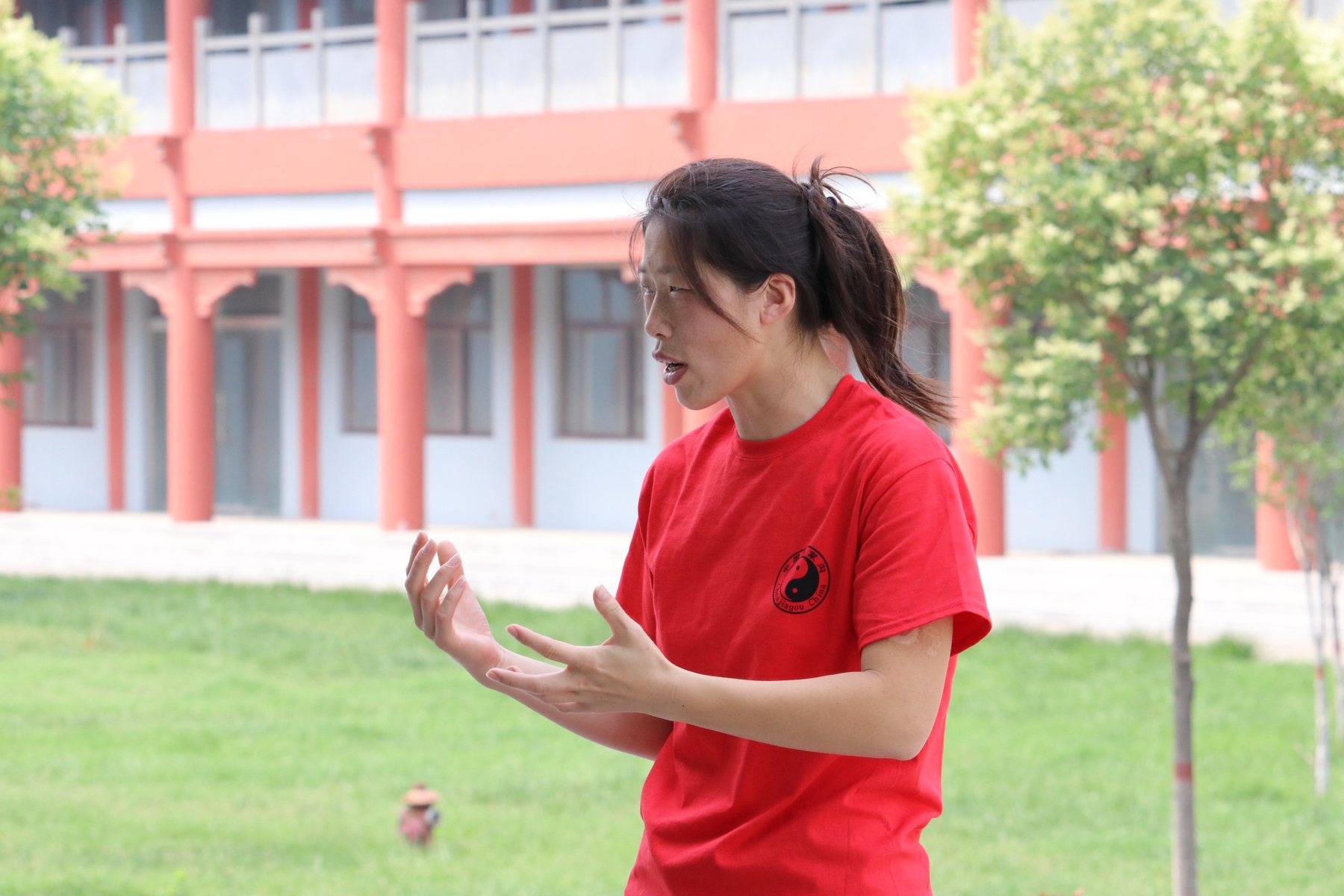 Master Chen Huixian explaining Chen Taijiquan hand and body connections in Chenjiagou